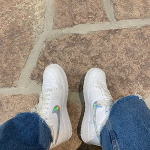 Nike - Säljer mina Nike skor med glansig logga. Inte använda mycket så fint skick