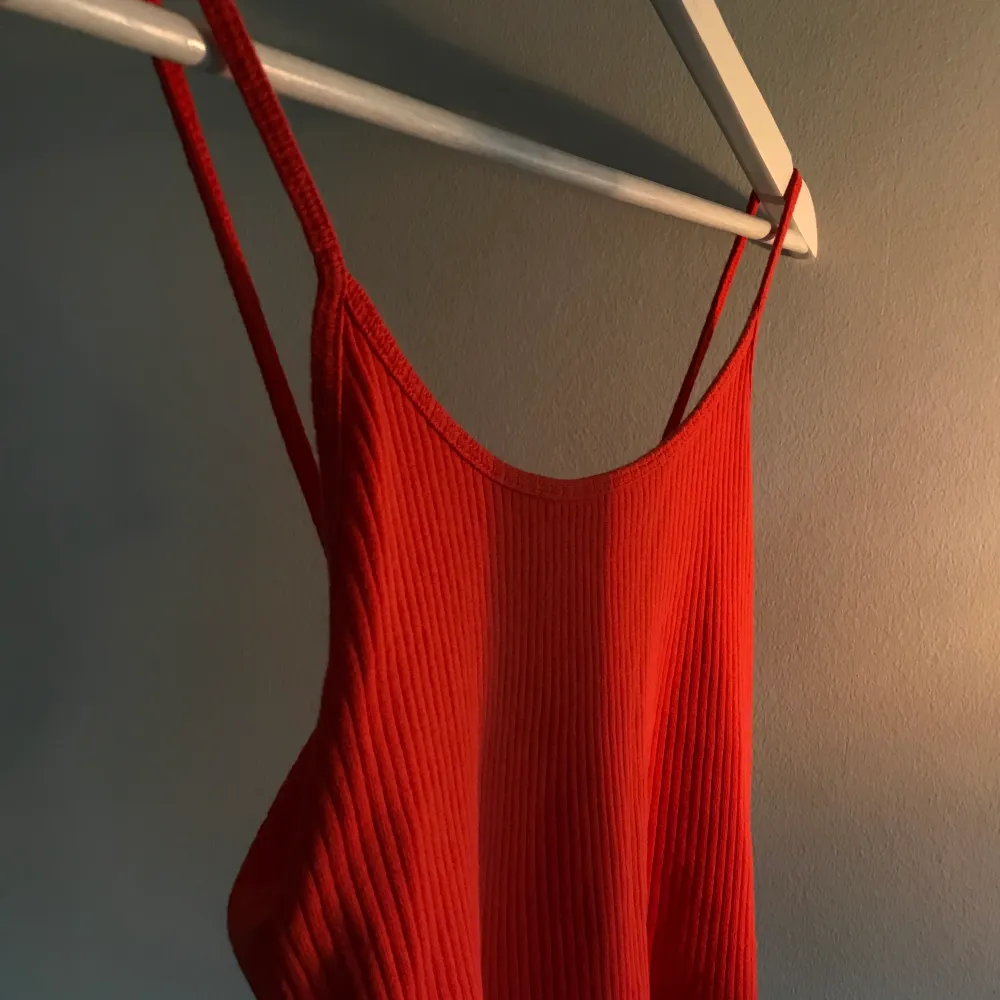 Red ribbed spaghetti strap tank top from BikBok. Size small, perfect condition.. Toppar.