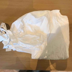  - White T-shirt with puffy sleeves