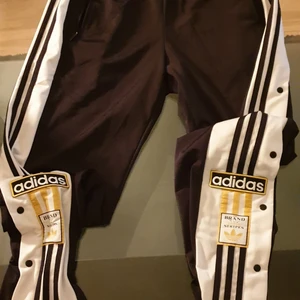  - Säljer ett par fräscha Adidas moderna i storlek large knappt  använda och bara testade Köparen för stå för portot                  