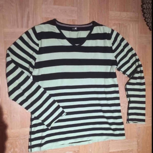  - Trendig mintgrön-svartrandig tröja från JC i storlek Large 🖤