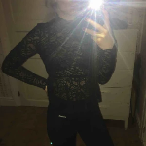  - Två snygga spetströjor men en liten polokrage, säljer båda för 149 kr & en för 99 kr, oanvända. Ordinarie pris 199kr från bikbok. Inte alls för genomskinliga & sticks inte! Stretch i materialet. Frakt ingår inte.