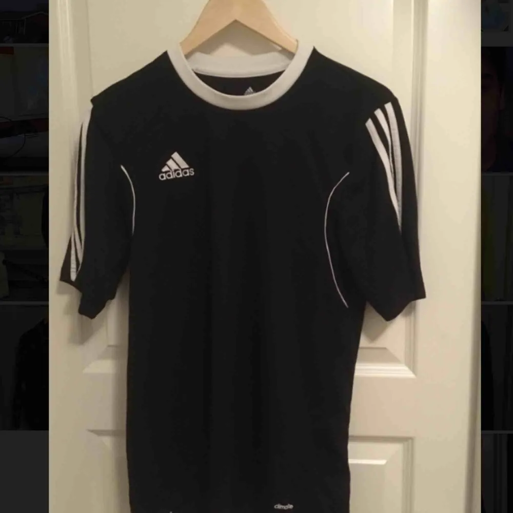 Adidas tränings-tshirt köpt på Stadium för 149 kr, säljes för 59 kr. T-shirts.