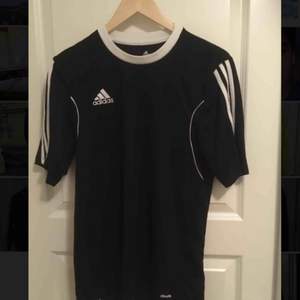 Adidas tränings-tshirt köpt på Stadium för 149 kr, säljes för 59 kr