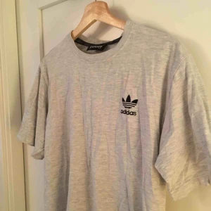  - Vintage adidas t-shirt, köpt i Barca. Frakt tillkommer