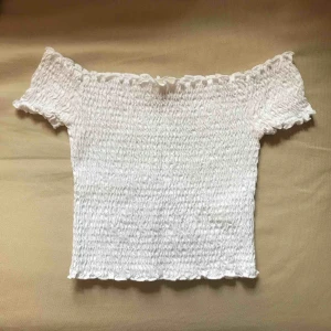  - Off-shoulder-topp från Urban Outfitters. Endast använd 1 gång p.g.a för liten; den är som ny!! Storlek S men liten i storleken och passar snarare XS.