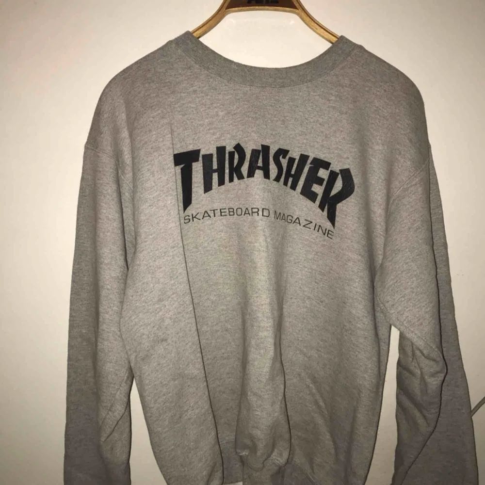 Grå Thrasher tröja (ÄKTA), i vanligt begagnat skick :) . Hoodies.
