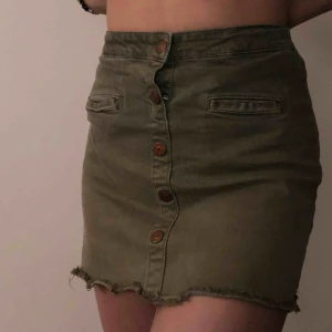  - Säljer grön jeanskjol med knappar framtill. Så fin men tyvärr för kort för mig, är dock väldigt lång, 180 cm.  Väl använd men fortfarande i gott skick.