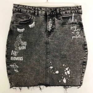  - Svart/grå kjol med vita detaljer. Den är skön och sitter sjukt bra. Använd ett fåtal gånger  Köparen står för frakt