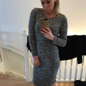  - Så himla skön och snygg grå klänning som man kan ha både på sommaren och vintern. Stl s, och är i fint skick