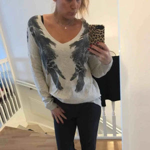  - Super mysig tröja med vingar dom tryck, stl xs i fint skick