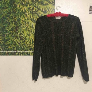  - Glittrande stickad tröja