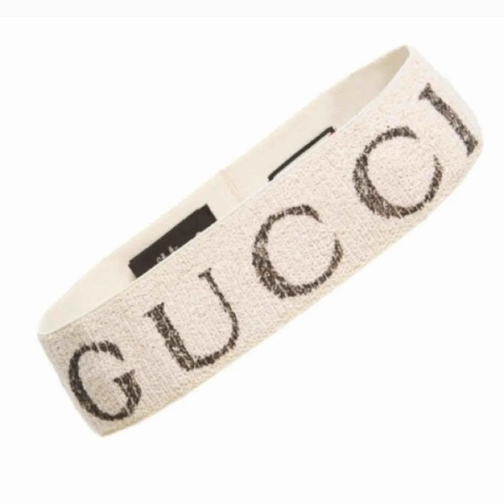 Populärt Gucci pannband med dustbag och kartong. Frakt ingår i priset! Finns i färgerna svart och vit. . Accessoarer.