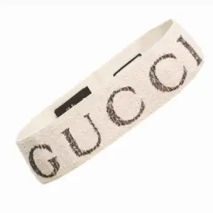 Populärt Gucci pannband med dustbag och kartong. Frakt ingår i priset! Finns i färgerna svart och vit. 