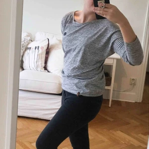  - Nyskick skjorta från Naketano. Oversize Look! Grey with blue stripes. 