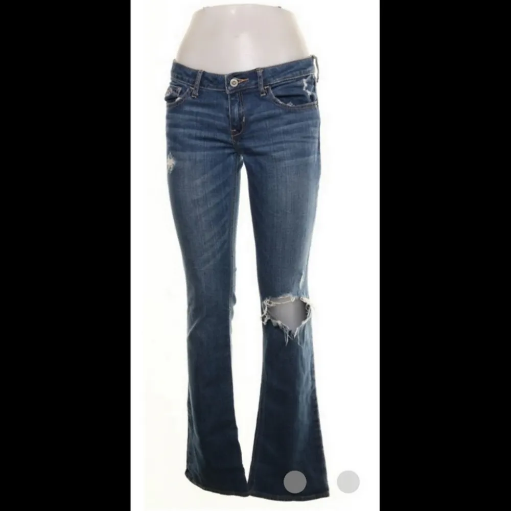 Jeans från hollister i storlek 26/33. Bootcut modell med slitningar på knät. Superbekväma och stretchinga. . Jeans & Byxor.