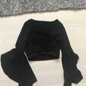  - Väldigt fin topp med djup urringning och fina ärmar! Bra skick!