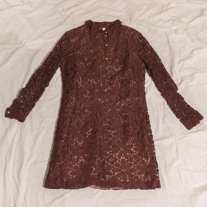 Spetsklänning - Väldigt speciell vintagespetsklänning med underklänning 🌿