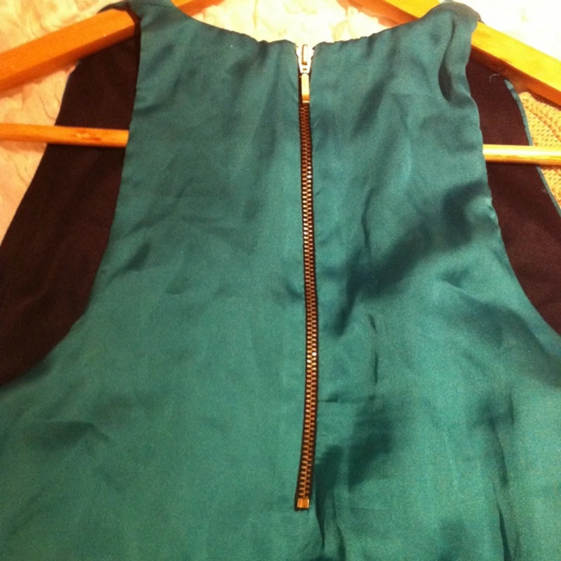 Topp från zara, mer glansig i verkligheten och snyggare när den är struken.  - 1396994017