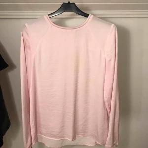  - Ljusrosa ”silkesblus” från Ginatricot. Använd ett fåtal gånger.  Köparen står för frakten.