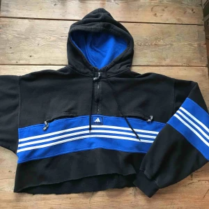  - vintage hoodie från adidas, aldrig använd av mig men köpte den second hand. nog ett av mina favoritplagg men inte min stil alls. köparen står för frakt. 