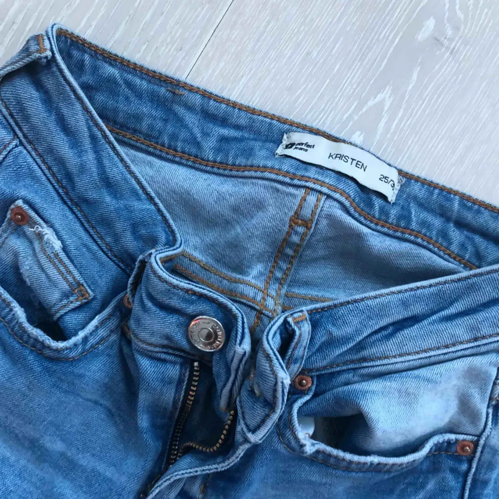 Jeans från GinaTricot med dragkedja nere i benen. Endast testade. . Jeans & Byxor.