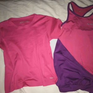  - Två träningströjor! Storlek xs Fint skick! Styck - 30 kr Båda - 50 Båda är från stadium ”SOC”