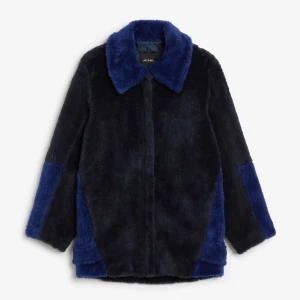  - Fuskpälsjacka från Monki i strl L. Jag har vanligtvis M och den sitter snyggt oversize. Använd ett fåtal gånger så är i väldigt fint skick!! Kan skickas eller avhämtas i Malmö. 