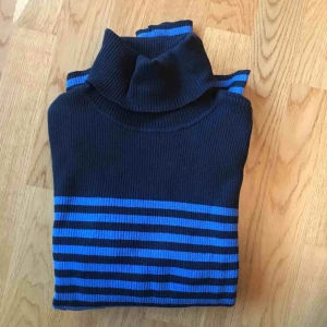  - Jättefin ribbad, blå/lila-svart-randig polotröja från Beyond retro 💁🏻‍♀️ använd endast ett fåtal ggr.