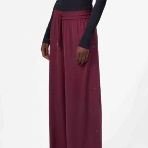  - Ett par röda popperpants från WEEKDAY. Aldrig använda