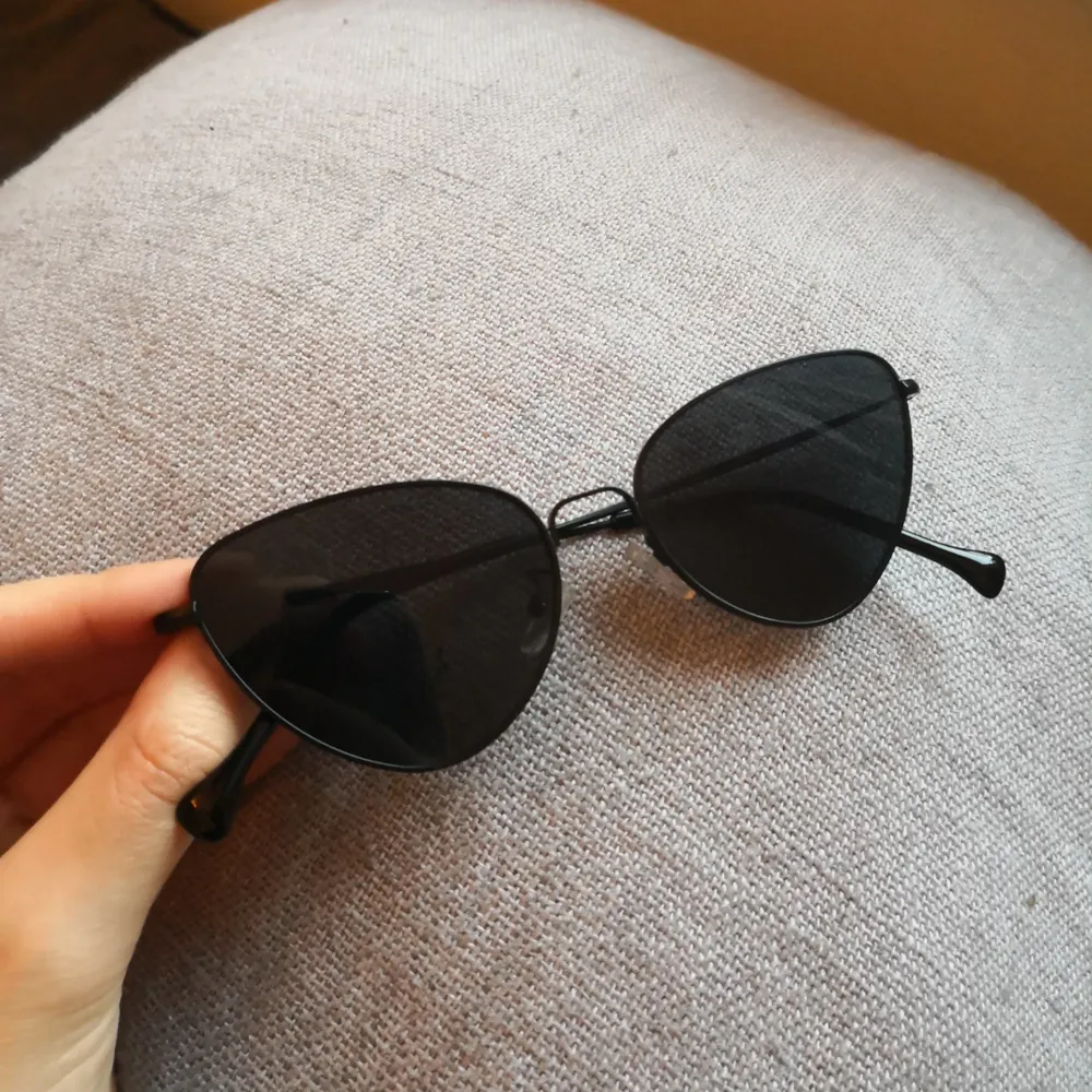 svarta cateye solglasögon, sparsamt använda! . Accessoarer.