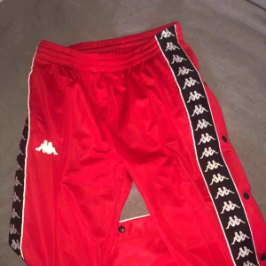  - Röda byxor ifrån kappa Dem ser ej slitna ut alls Säljer pga dem är för små för mig 