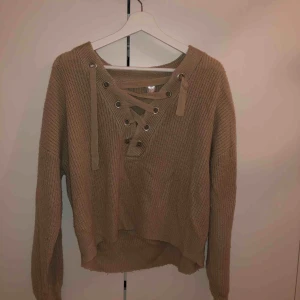 - Beige härlig tröja från hm  Väldigt skön å mjuk