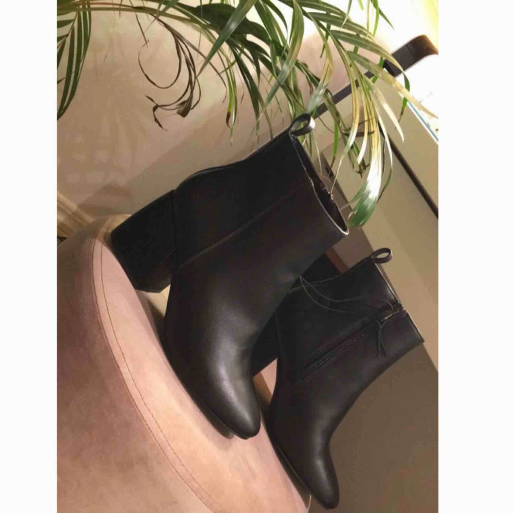 Helt ny & oanvänd block heels i imations läder! Köpta på skopunkten! Säljs då jag har köpt ett par nya liknande! . Skor.