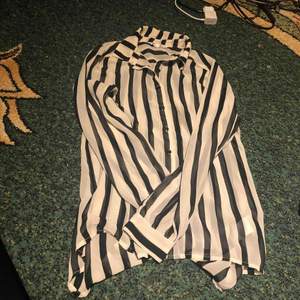 Väldigt fint silkes skjorta, svartvit. Tunt och skönt material, går att ta upp vid ärmarna. Från Cubus, oanvänd. 