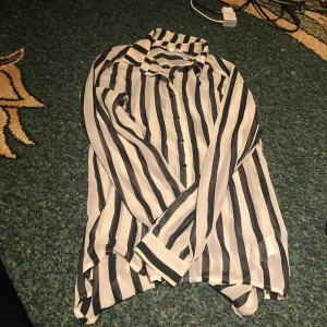  - Väldigt fint silkes skjorta, svartvit. Tunt och skönt material, går att ta upp vid ärmarna. Från Cubus, oanvänd. 