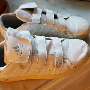Adidas sneakers i fint skick 