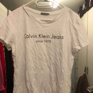  - En calvin klein t-shirt. Srorlek L men passar även s-m