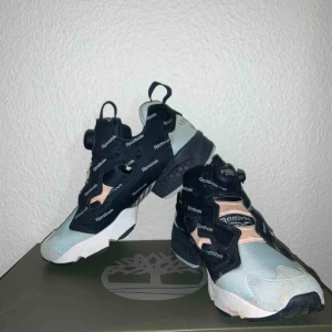  - 👅fräscha kicks från reebok, använda 4 gånger, nypris 1800kr👅 🖤Köparen betalar för frakten🖤 💡Kan mötas Lund-Malmö💡 👹Högsta bud får plagget👹