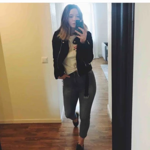  - Säljer dessa byxor, höga i midjan och lite kortare modell (jag är 164 cm). Sparsamt använda 