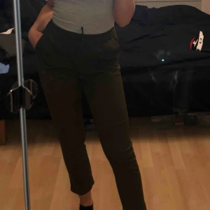  - Byxor från zara, bra skick. För korta för mig så dom sitter lite konstigt