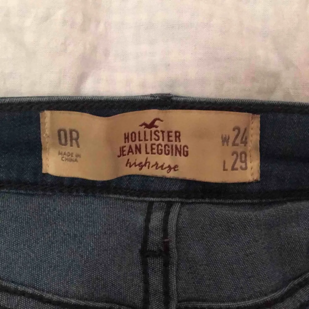 Stretchiga och bekväma jeans från hollister som sitter riktigt snyggt på, säljer pga att de inte passar mig längre. Sparsamt använda och inget fel på skicket! Köpta för ca 500kr, säljs för 300kr +50kr frakt tillkommer. Jeans & Byxor.