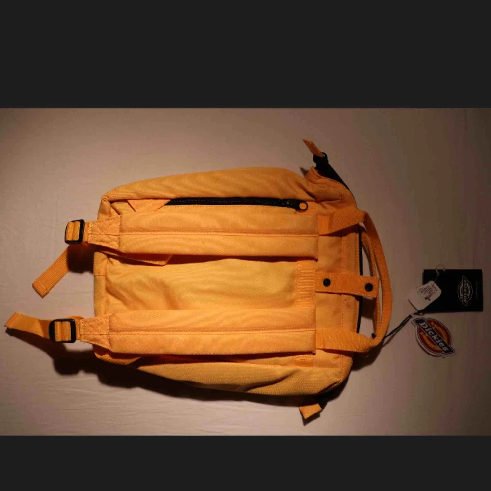 Dickies-ryggsäck med bärhandtag och sköna axelremmar. Aldrig använd pga julklapp✨ Tar swish och kan frakta. Väskor.