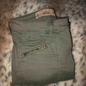  - Ett par jeans med stretch från hollister. När jag köpte dem var dem lite för stora sen har jag glömt dem och nu när jag testa dem så var dem på gränsen till för små. Jag har bara testat dem så dem är aldrig använda. Frakten kommer ligga på runt 50kr