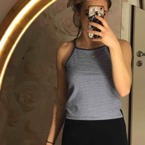  - Superskönt linne från bik bok! Lite för stort för mig som är XS men inte allt för stort:) 