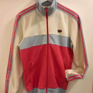  - Adidas tränings jacka i storlek S. Inte helt ny, men väldigt fint skick och så sjukt snygg! Bilderna säger väl nästan allt, men vill ni se fler bilder så bara säga till. Hämtas i Enskededalen eller skickas mot porto.  