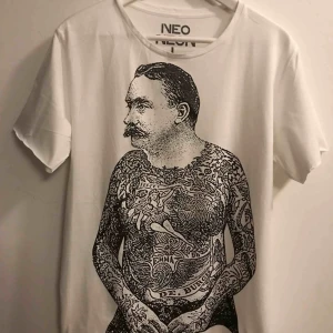  - Ny t-shirt i storlek L, men den är liten och mer som en Medium. 25:- plus frakt 18:- =43:- totalt