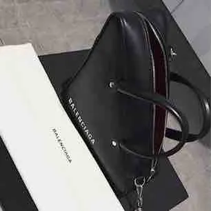 Säljer en knappt använd väska från Balenciaga, inköpt hos Nathalie Schuterman 27 oktober 2018. Inköpt för 18.000 kr. Kvitto finns självklart. Dustbag och axelrem medföljer. . Väskor.