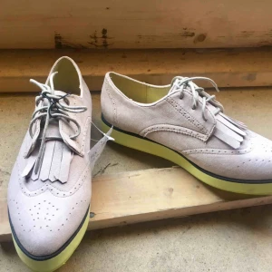  - Supersnygga skor från H&M i storlek 39. Helt nya och oanvända, köptes för 249kr. Säljer för 70kr + frakt eller mötas upp i Stockholm