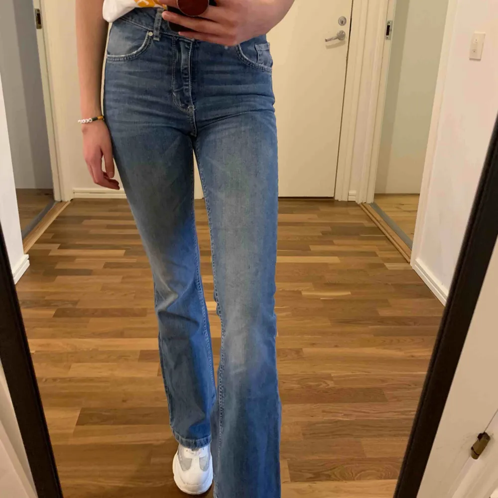Ett par blåa bootcut jeans som är i bra skick! Lagom långa i benen och passar bra till alla plagg🤩 Kan skicka fler bilder om det behövs och köparen står för frakt.. Jeans & Byxor.
